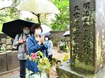 ７日は放哉の命日。尾崎家の墓前で手を合わせる人たち＝鳥取市栗谷町