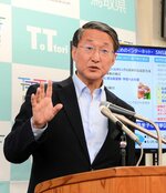 会見で「２馬力選挙」を抑止する宣誓書の運用について説明する平井知事＝１５日、鳥取県庁