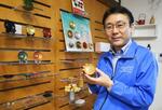 　「三義漆器店」の曽根佳弘社長＝福島県会津若松市