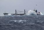 　昨年１月、座礁した貨物船「シン　ハイ　ゾウ　２」（第１１管区海上保安本部提供）