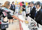クルーズ船の乗客（左）に実習製品を販売する生徒たち