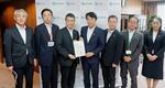 　斎藤経産相（中央）に要望書を手渡す宮城県の村井嘉浩知事（左から３人目）ら＝２９日午後、経産省