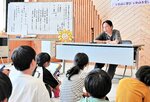 児童らに語りかける川口さん