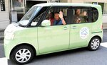 ボランティアドライバーの運転する車両に乗り込む住民ら＝１日、琴浦町大杉の上郷地区公民館