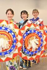 鈴の音大使に任命された（左から）国本さん、宮島さん、森岡さん＝２７日、鳥取市役所