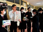 登校中の生徒らに募金を呼びかける生徒会のメンバーら