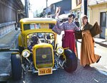 あでやかなはかま姿でレトロカーと一緒に記念撮影する来場者＝５日、智頭町智頭