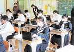 クミハン機能を使った新聞作りに挑戦する生徒＝２７日、新温泉町の夢が丘中