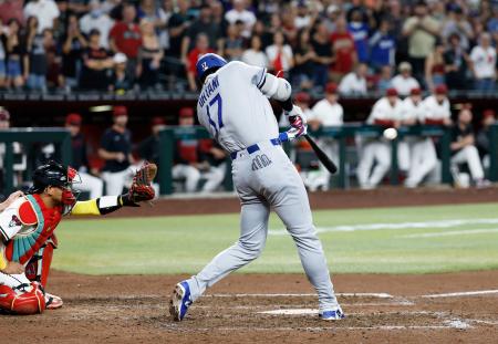 　ダイヤモンドバックス戦の９回、１１号ソロを放つドジャース・大谷＝フェニックス（共同）