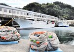 沖合底引き網漁の解禁を待つ漁船。ハタハタの漁獲量は今期も厳しいと予想されている＝新温泉町諸寄の諸寄漁港