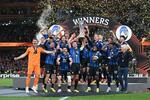 　欧州リーグで初優勝し、トロフィーを掲げるアタランタの選手ら＝２２日、ダブリン（ゲッティ＝共同）