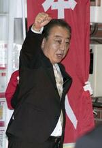 　最後の訴えを終え、気勢を上げる立憲民主党の野田代表＝２６日夜、東京都板橋区