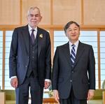 　オーストリアのファンデアベレン大統領との会見に臨まれる天皇陛下＝２２日午前、皇居・御所（代表撮影）
