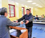 卒業証書を受け取る卒業生ら