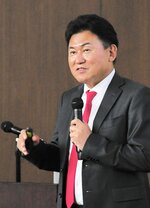 	学生らを激励する三木谷氏＝１１日、米子市西町の鳥取大医学部