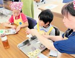 ラッキョウ漬けに取り組む参加者