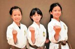 好成績を収め、全国大会への出場権を得た（左から）浜本さん、坂本さん、蔵野さん＝香美町香住区境の香住Ｂ＆Ｇ海洋センター