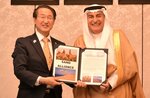 協定を結んだ平井知事（左）とガーズィー駐日大使＝７日、大阪市の人工島・夢洲（鳥取県提供）