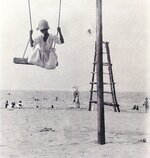 １９２９年に写真家の塩谷定好が撮影した八橋海水浴場（塩谷定好写真記念館提供）