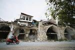 　２０２３年２月の震災で崩壊したトルコ南部アンタキヤ中心部の家屋。時折バイクが通りかかる以外、人けはほとんどない＝２０２４年９月、アンタキヤ（撮影・沢田博之、共同）