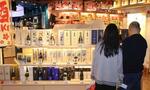 　成田空港の免税店に並ぶ日本酒＝１月