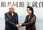 　無言館創設者の窪島誠一郎さん（左）と握手する共同館主に就任した内田也哉子さん＝１４日午前、東京都千代田区