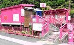 鮮やかなピンク色に塗装された恋山形駅