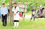 中井さん（左から２人目）から放牧について説明を受ける李さん（左）＝２４日、新温泉切畑の三原野放牧場