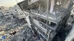 　イスラエルの空爆により損壊した建物で続く捜索活動＝１８日、ガザ北部ガザ市（ゲッティ＝共同）