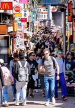 　東京・原宿を訪れた大勢の人たち＝１６日午後