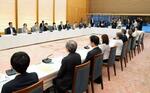 　首相官邸で開かれた男女共同参画会議＝２日午後