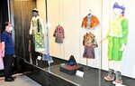 展示されている色鮮やかなデール＝豊岡市但東町中山の日本・モンゴル民族博物館