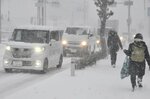 ホワイトアウトで渋滞する車道＝２４日午後３時４５分、鳥取県米子市車尾３丁目