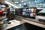 　広州国際モーターショーで展示された中国車。ＩＴを駆使したスマート化が進む＝１１月、中国広東省広州（共同）