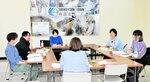 女性の創業支援に向けて意見を交換する参加者＝１７日、ＪＲ浜坂駅前の新温泉町商工会浜坂本所