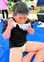 【くぅ～！】　倉吉青年会議所が振る舞った特製みそ入りちゃんこ鍋。疲れた体に染み渡る