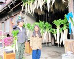 大根干しを手伝う子ども