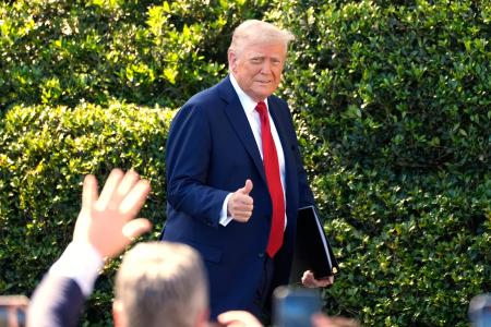 　米ホワイトハウスで、ポーズを取るトランプ大統領＝２８日（ＡＰ＝共同）