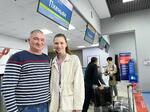 　北朝鮮に向けて出発する会社員セルゲイさん（左）と娘＝２９日、ロシア・ウラジオストクの空港（共同）
