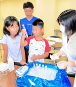 氷温ジェルアイスを使った実験を体験する参加者ら