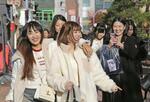 　ソウルの繁華街を歩く韓国の女性たち（共同）