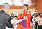 花木校長から卒業証書を受け取る卒業生代表（右）