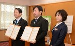 県とカーボン・オフセットパートナー協定を結んだ島原社長（中央）＝３０日、県庁