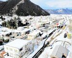 子育てや移住定住施策に力を入れるが、人口減少に歯止めがかからない若桜町の町並み