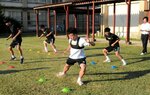 センシング端末を装着してサイドステップに挑戦する参加者