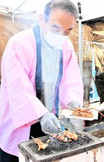【いい匂い】　炭火で焼き鳥を焼くあまるべ振興会の会員。香ばしい匂いが辺りに漂った