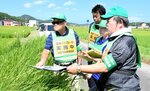 遊休農地の位置を地図で確認する山脇会長（右）ら＝２３日、倉吉市橫田