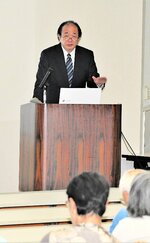 碧川かたが三木露風に与えた影響について講演する近藤さん＝２３日、とりぎん文化会館