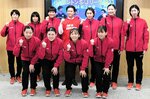 上定市長（後列中央）に必勝を誓った山陰合同銀行の選手ら＝松江市役所