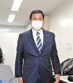 次期市長選への不出馬を表明し、記者会見場を引き揚げる西端氏＝１１日午後、守口市役所